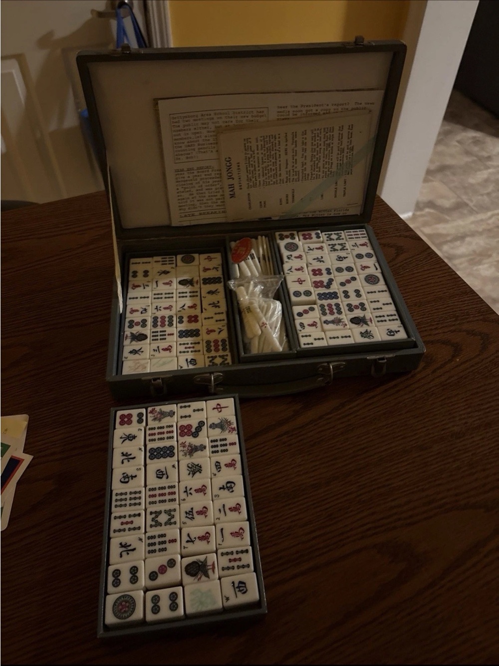 Classic Mahjong Set in Cream and Black Case - Brand Unspecified